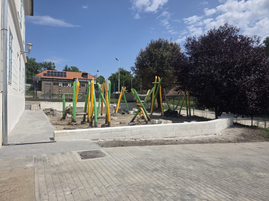 Iskolaudvar