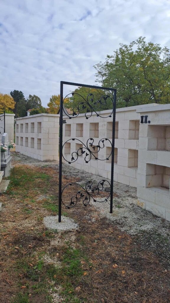 Urna fal és virágtartó állvány